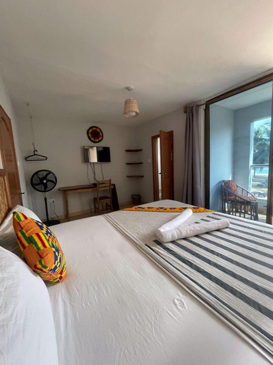 Hotel Afiki à Elmina Extérieur photo